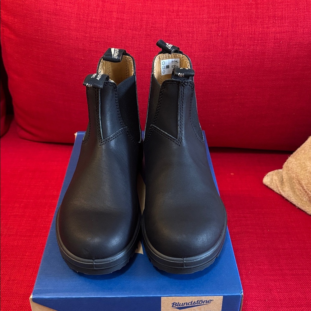 BRAND NEW - Blundstone #558!